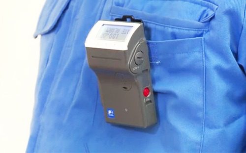 How to wear a dosimeter for radiation?
