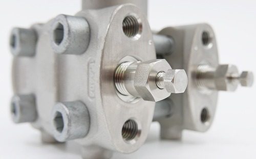 How does the differential pressure sensor work?
