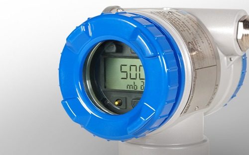 Gros plan sur le capteur de pression FKR de Fuji Electric affichant une mesure numérique sur écran protégé par un couvercle bleu