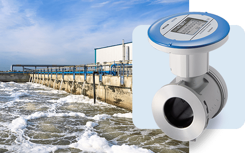 Débitmètre Fuji Electric avec écran numérique superposé à une vue de bassin d’aération en station de traitement des eaux