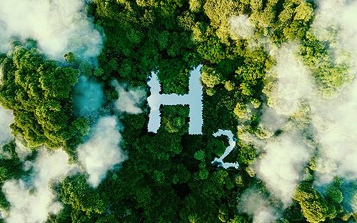 Symbole chimique H2 inscrit au centre d’une forêt verdoyante vue du ciel avec des nuages