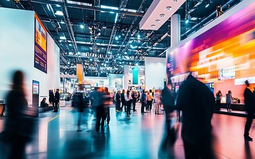 Visiteurs et exposants se déplaçant dans un hall lumineux d’un salon professionnel dédié à l’énergie