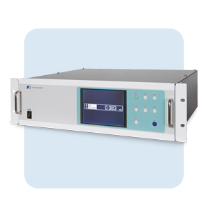 Analizador de oxígeno paramagnético en rack con pantalla digital central para la medición continua de la concentración de O2.