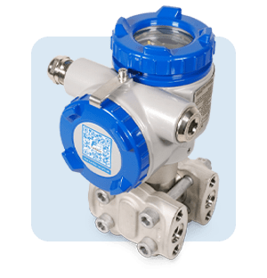 Sensor de presión diferencial con carcasa azul y cuerpo de acero inoxidable, montado en un colector para la medición industrial de procesos.