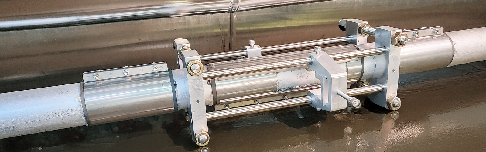 Capteurs ultrasoniques montés par serrage sur une tuyauterie industrielle pour la mesure non intrusive du débit de vapeur