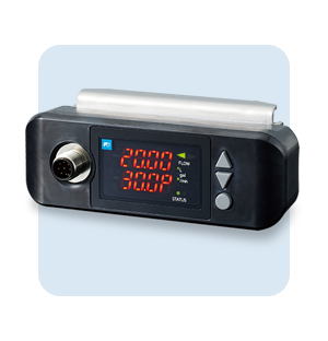 Caudalímetro ultrasónico compacto con pantalla digital integrada que muestra el caudal instantáneo para la medición de fluidos industriales.