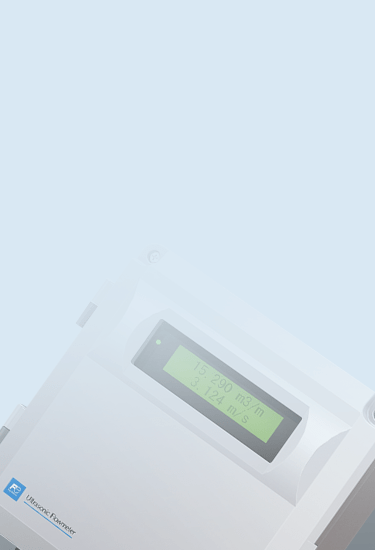Débitmètre à ultrasons Fuji Electric avec écran numérique affichant des valeurs de débit, présenté sur fond bleu dégradé
