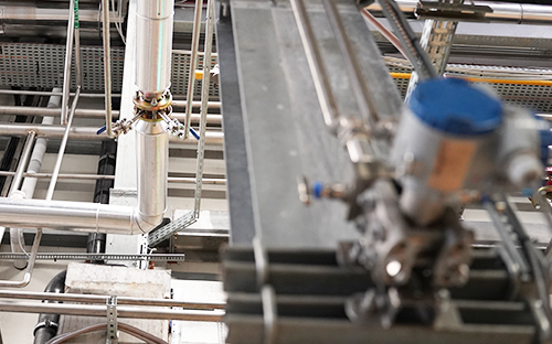Instrumentation de mesure installée sur une tuyauterie vapeur avec prises de pression et capteur monté en environnement industriel
