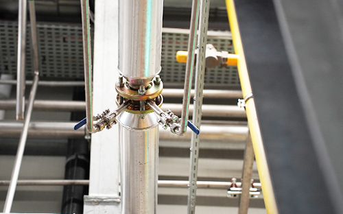 Prise de pression différentielle montée sur une tuyauterie vapeur avec lignes d’impulsion et vannes d’isolement