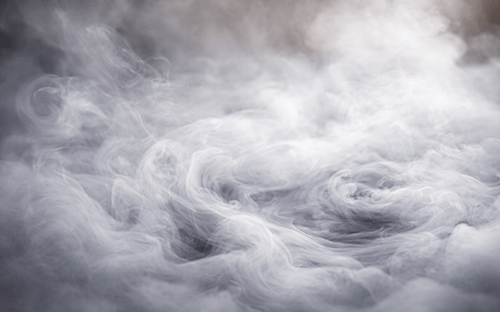 Nuage de vapeur blanche en mouvement illustrant un fluide gazeux chaud dans un contexte industriel