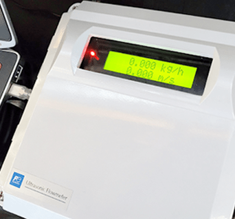 Buhar debisini saatte kg cinsinden yeşil arka aydınlatmalı ekranda gösteren elektronik ölçüm kutusu