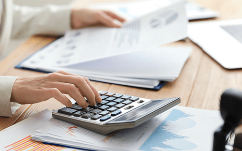 Расчет энергозатрат на основе отчетов о потреблении с помощью калькулятора и технической документации на рабочем столе