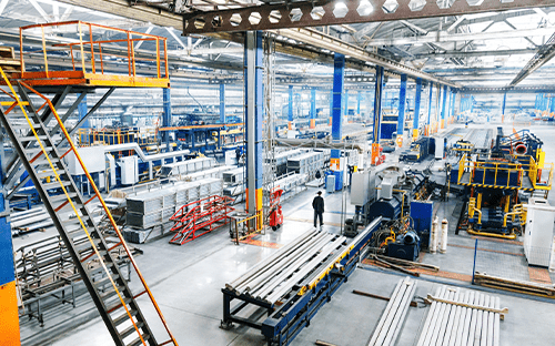 Grande officina industriale con linee di produzione automatizzate che illustrano un ambiente che richiede un controllo preciso delle temperature