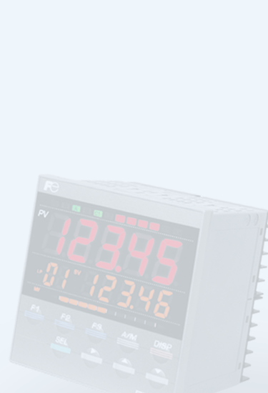Regolatore di temperatura industriale Fuji Electric con display LED rosso, parzialmente visibile su un banner mobile