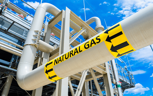 Dış enerji tesisinde sarı işaretli ve yön okları bulunan endüstriyel doğal gaz boru hattı