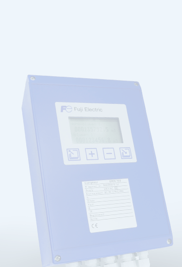 Contador de energía eléctrica Fuji Electric en caja azul claro con pantalla LCD y botones de control, presentado sobre fondo neutro.
