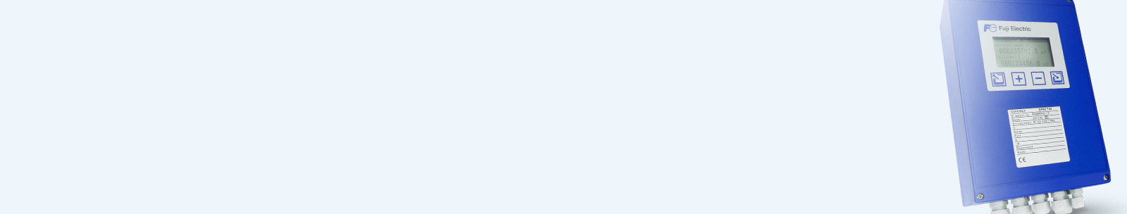 Contador eléctrico Fuji Electric parcialmente visible en un banner publicitario, con pantalla LCD y carcasa azul.