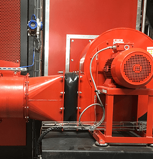 An einer Industrieleitung installierter Gaszähler mit Gebläse und Motor zur Messung von Gasströmen