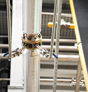 An einer Industriepipeline montierter Dampfzählsensor mit Schlauchschellen und Ventilen zur Durchflussmessung