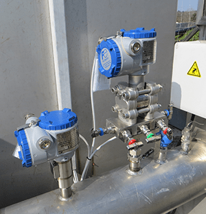 Biogaszähler, installiert an einer Industriepipeline mit Sensoren und Ventilen zur Messung und Steuerung des Durchflusses