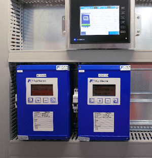 Zwei Fuji Electric-Wärmezähler, montiert in einem Schaltschrank, mit Überwachungsdisplay zur Verfolgung des Wärmeverbrauchs