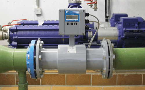 Electromagnetic flowmeter installed on a pipe with a transmitter mounted at the head in an industrial installation