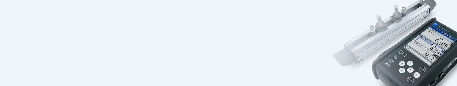 Портативный расходомер с измерительным дисплеем и датчиками clamp-on, расположенными на рельсе, для контроля промышленного расхода