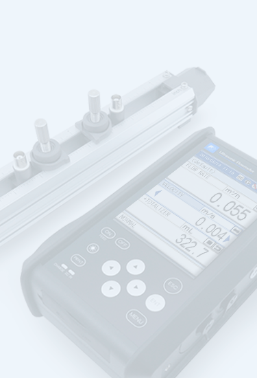 Débitmètre portable avec écran de mesure et capteurs clamp-on positionnés sur rail pour contrôle de débit industriel