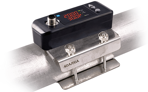 Misuratore di portata a ultrasuoni compatto fissato su una tubazione metallica con display digitale integrato