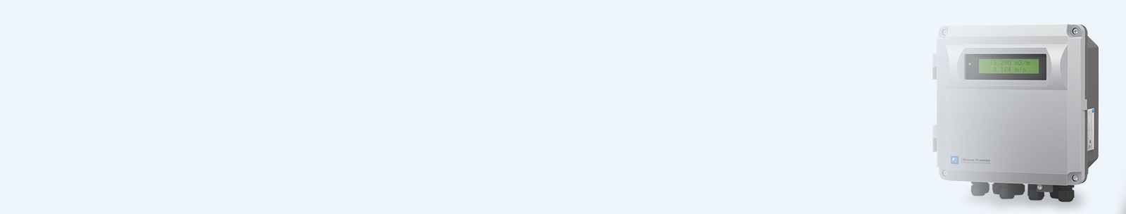 Débitmètre à ultrasons industriel avec écran numérique intégré, utilisé pour la mesure de débit de vapeur en installation fixe