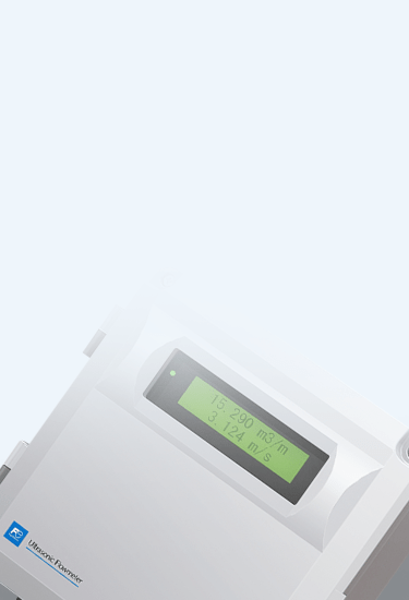 Débitmètre à ultrasons Fuji Electric avec écran numérique affichant des valeurs de débit, présenté sur fond bleu dégradé