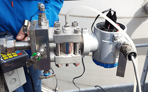 Устройство для калибровки, установленное на паропроводе с датчиками, клапанами и измерительным блоком во время проверки на месте