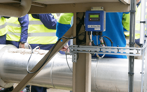 Commissioning of a clamp-on ultrasonic flow meter with electronic housing installed on an insulated pipe