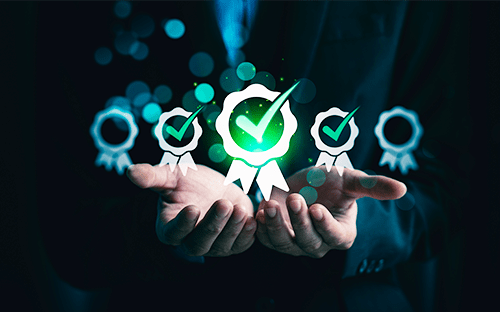 Символы сертификации и соответствия, представленные в виде медалей с галочками в руках, иллюстрирующие соблюдение промышленных стандартов.