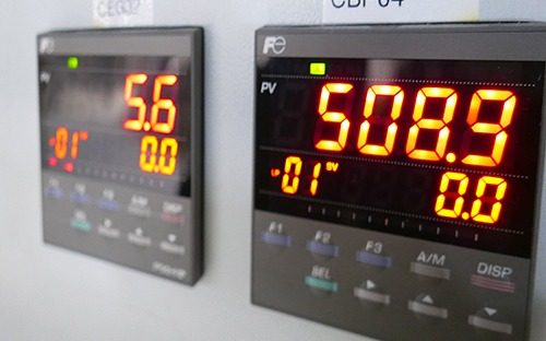 Regolatori di temperatura industriali Fuji Electric installati sulla parte frontale dell'armadio con display LED che indica la misura e il valore di riferimento