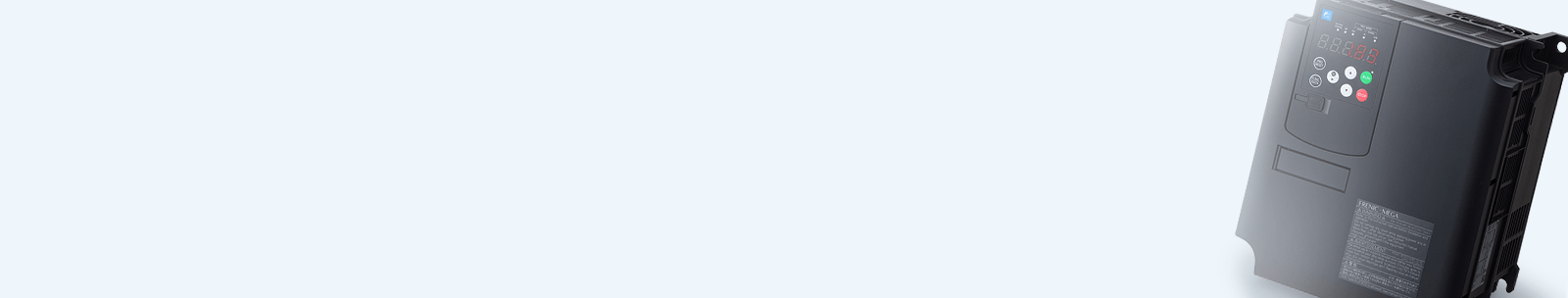 محول السرعة والتردد من Fuji Electric من زاوية ثلاثية، مع واجهة تحكم مدمجة في صندوق صناعي