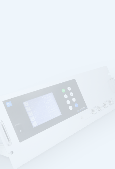 Analisador de gases industriais em rack com ecrã LCD e conexões na parte frontal