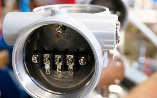 Internal terminal block of a pressure transmitter screw connections