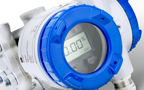 Gros plan sur un capteur de pression industriel avec afficheur numérique indiquant 0,00 %