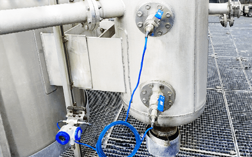 Capteurs de pression avec separateurs a membrane montes sur cuve industrielle verticale