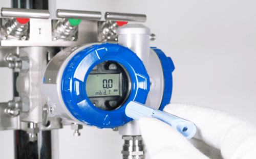 Configuring a pressure transmitter via a digital indicator on the front panel