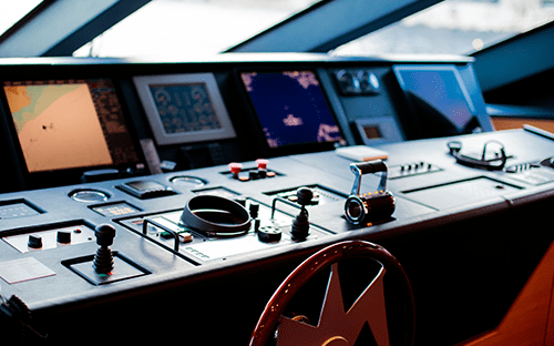 Dokunmatik ekranlar, ergonomik kumandalar ve merkezi navigasyon sistemi ekranı ile donatılmış gemi kontrol konsolu