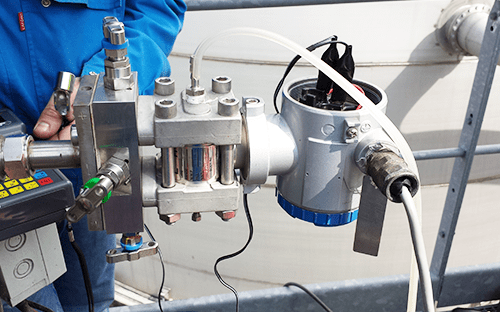 Calibration of a pressure transmitter test bench and pneumatic connections