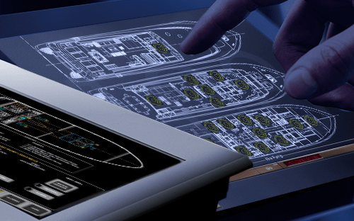 Karanlık ortamda operatör tarafından kullanılan, dokunmatik ekranda gemi planlarını gösteren Monitouch Marine insan-makine arayüzü