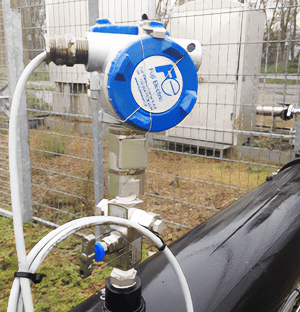 Absolutdrucksensor, installiert an einer Außenleitung mit Anschlüssen und Messkabeln