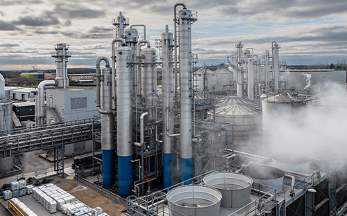 Çalışır durumda damıtma kolonları ve boru ağı bulunan endüstriyel tesis
