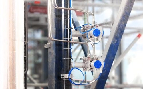 Two pressure transmitters installed on an industrial column with impulse lines
