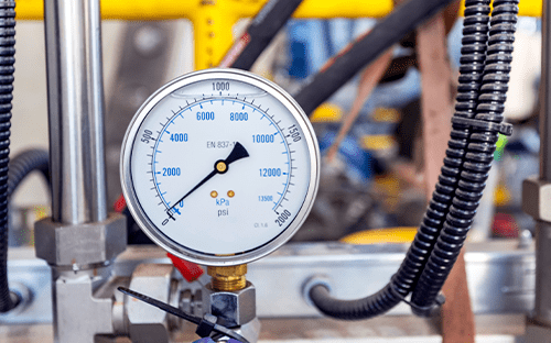 Analog pressure gauge calibrated in kPa and psi mounted on an industrial installation