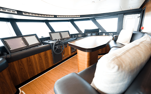 Navigasyon konsolları, çok işlevli ekranlar ve cam kaplı kokpit ile gemi köprüsü içi