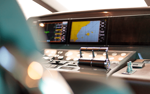 Gemi kontrol istasyonu, yerleşik sistemlere entegre edilmiş haritaları ve navigasyon verilerini gösteren dijital ekranlar ile